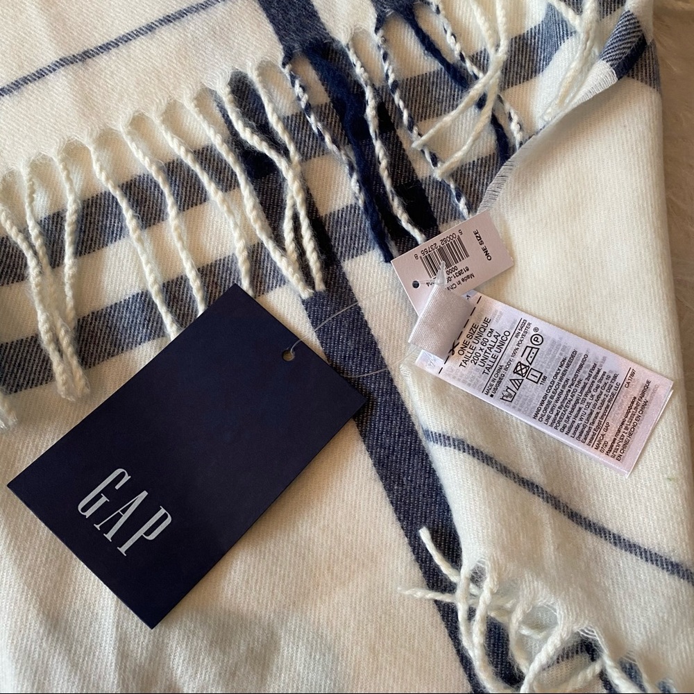 GAP cream and navy blue plaid wrap scarf with fringe one/size NWT - Picture 2 of 5